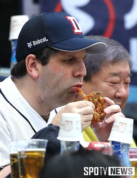 [포토S] 리퍼트 주한대사 '야구장은 치맥이지'