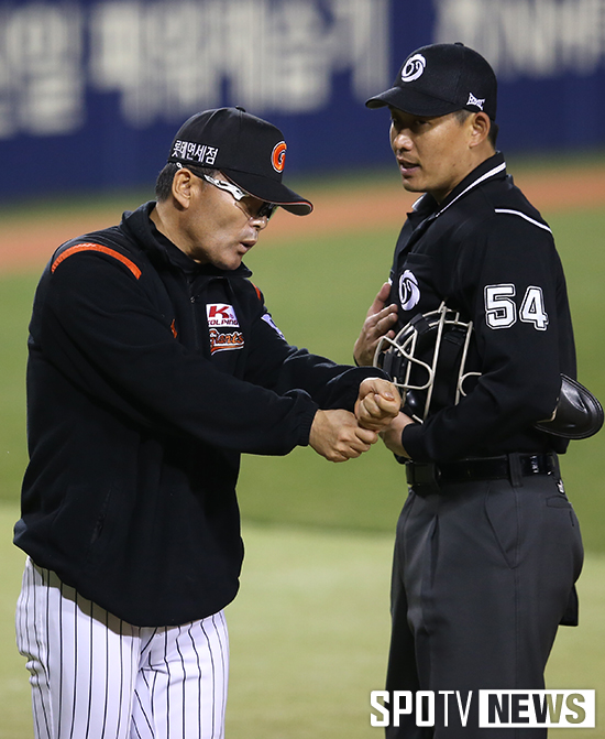 [포토S] 이종운 감독 '배트 다 돌았는데 안잡아줘'