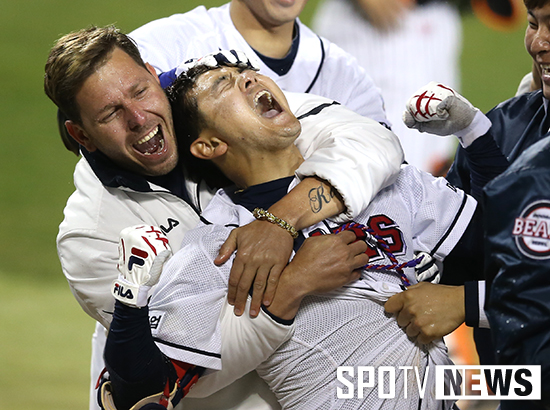 [포토S] 끝내기포 최주환 '격한 감정 폭발시켜!'