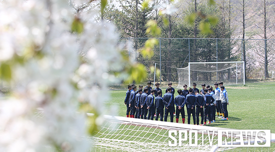 [포토S] 벚꽃 핀 훈련장에서 미팅중인 U-18 선수들
