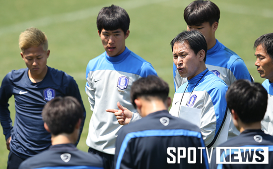 [포토S] 안익수 감독 '오전 훈련 마무리하며'