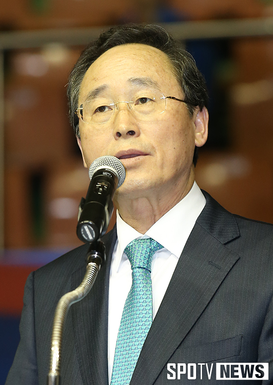 [포토S] 축사 전하는 송하진 전북도지사