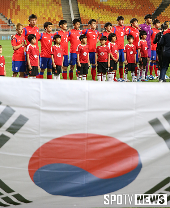 [포토S] '태극기 가슴에 안고 애국가 제창'