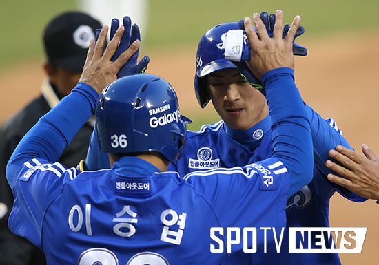 [포토S] 구자욱 '라이언킹과 홈런 하이파이브'