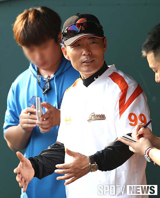 [포토S] 취재진과 이야기 나누는 롯데 이종운 감독