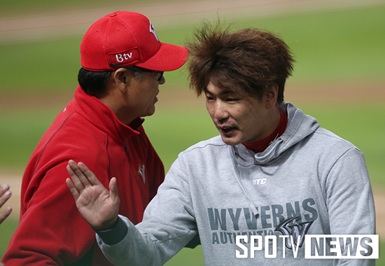 [포토S] 김광현 '5연승 하이파이브'