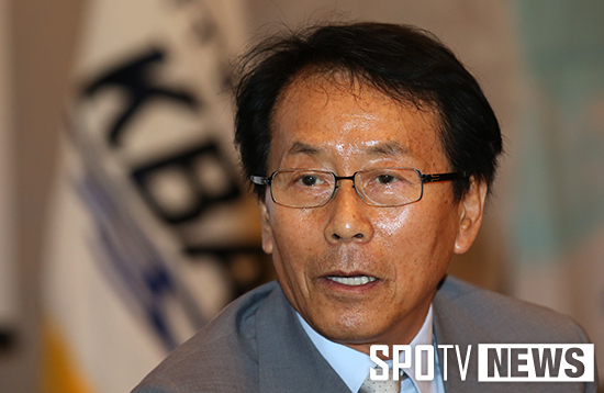 [포토S] 야구협 임시 대의원 총회 진행하는 김종업 대행