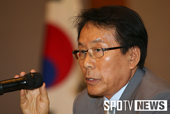[포토S] 임시 총회 진행하는 김종업 대행