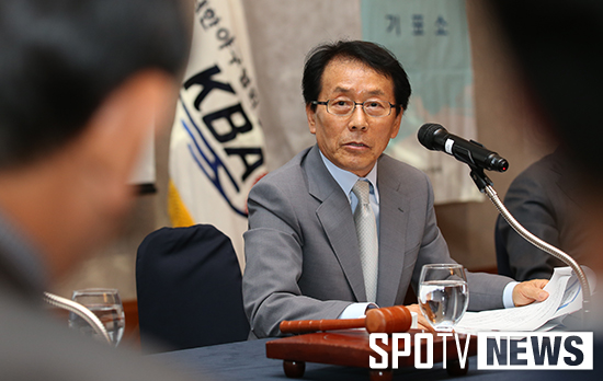 [포토S] 각 지역 연맹 회장들의 질문 듣고 있는 김종업 대행