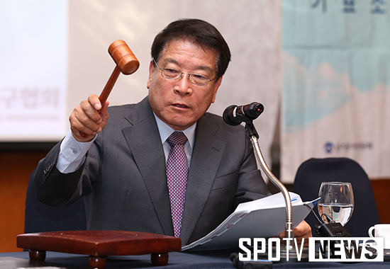 [포토S] 첫 의사동 두드리는 박상희 야구협회장