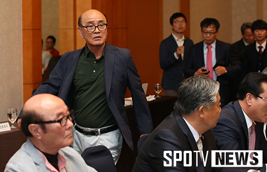[포토S] 불쾌한 반응 보이는 경북 연맹 회장