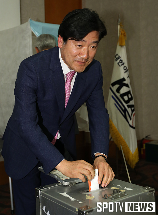 [포토S] 투표권 행사하는 대한야구협회 대위원