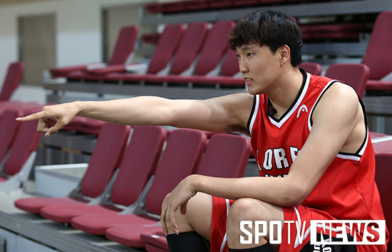 [포토S] 이종현 '채널고정!'