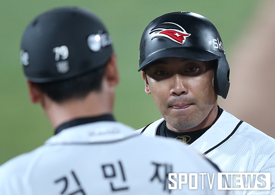 [포토S] 적시타 하이파이브 나누는 kt 박용근