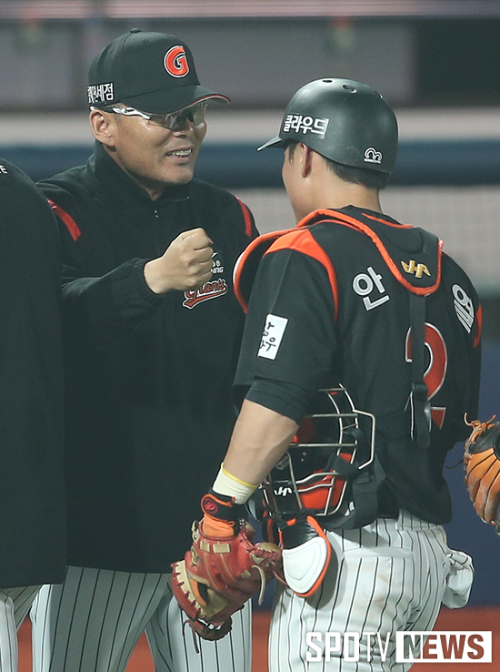 [포토S] 이종운 감독 '역전의 주인공 안중열과 하이파이브'