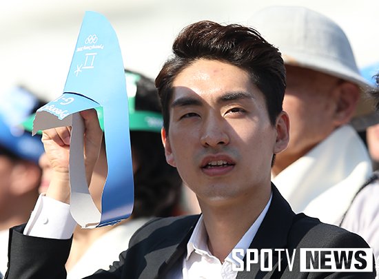 [포토S] 이승훈 '빙상장 밖은 뜨거워'