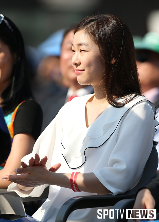 [포토S] 미소로 박수치는 김연아