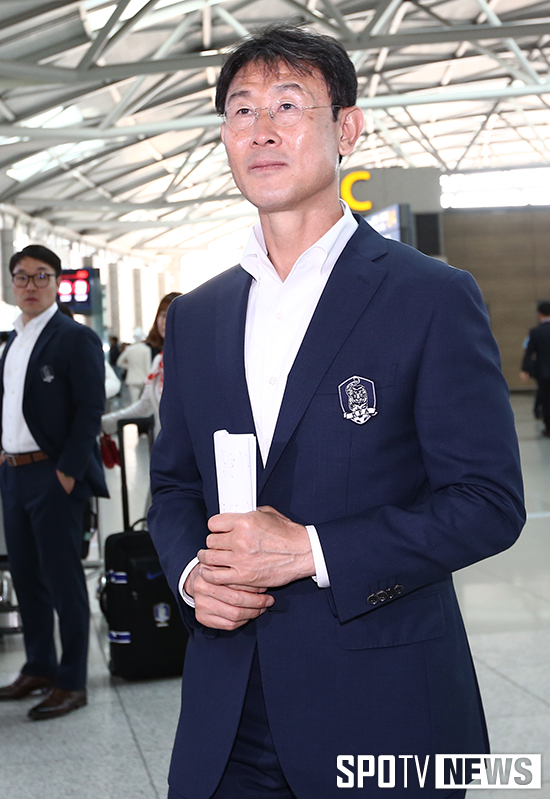 [포토S] 출국 기다리는 윤덕여 감독