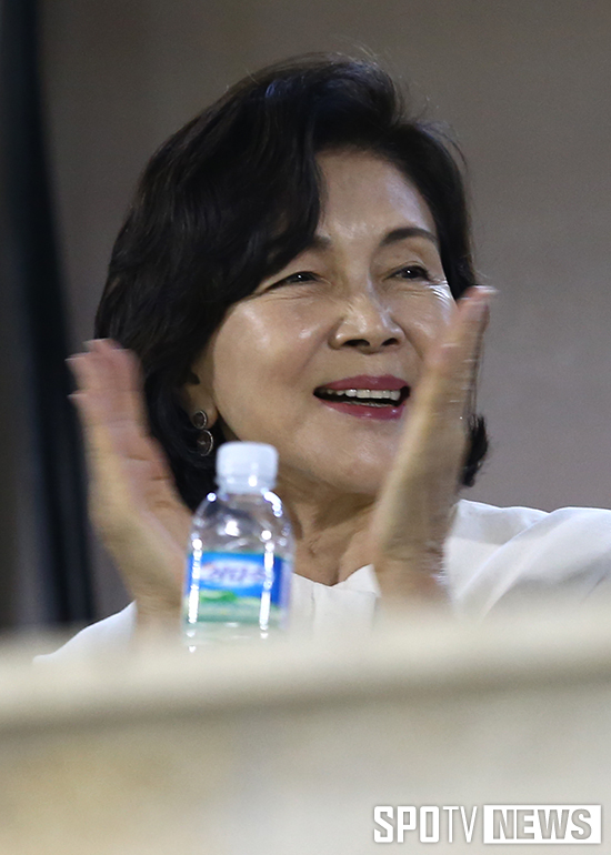 [포토S] 박석민 적시타에 박수 치는 홍라희 여사