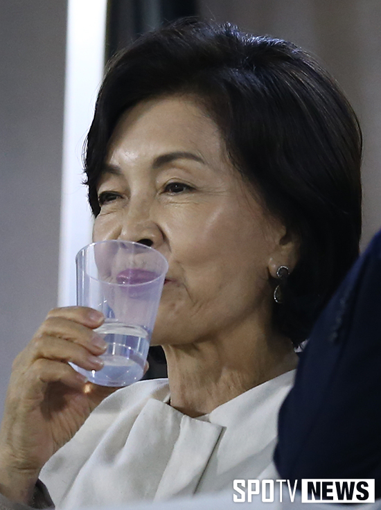 [포토S] 목 축이고 있는 홍라희 여사
