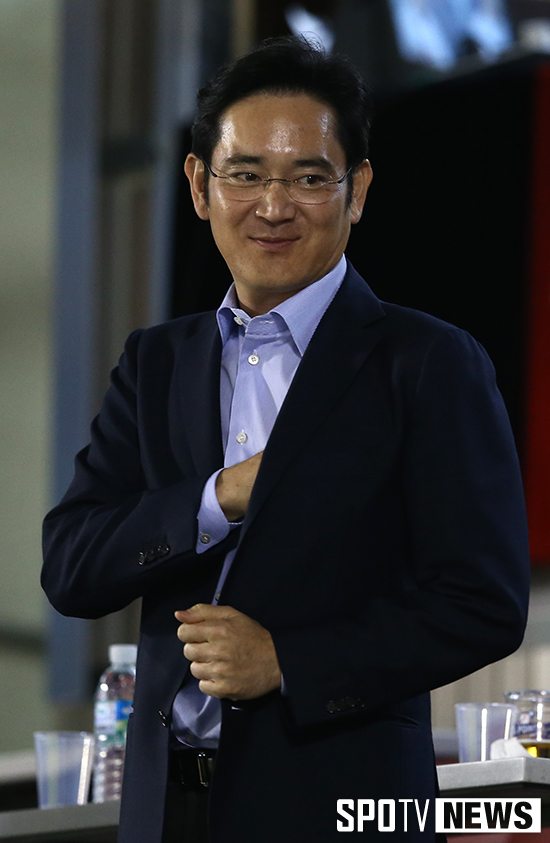 [포토S] 기분 좋게 야구장 떠나는 이재용 부회장