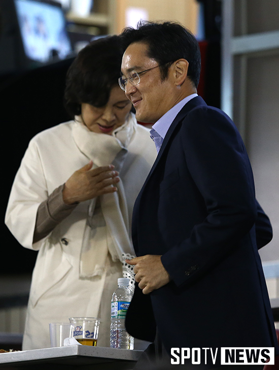[포토S] 모친 홍라희 여사와 야구관람 마친 이재용 부회장