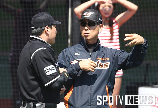 [포토S] 김성근 감독 '투구폼이 이상해'