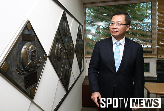 [포토S] 한국야구의 기록들을 보고 있는 대만 우즈양 커미셔너