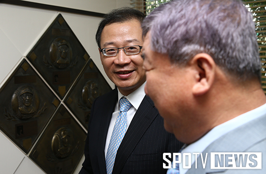 [포토S] 우즈양 커미셔너 '한국야구 기록 부럽네요'