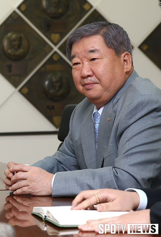 [포토S] 경청하고 있는 KBO 구본능 총재