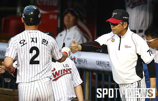 [포토S] 오지환과 하이파이브 나누는 양상문 감독