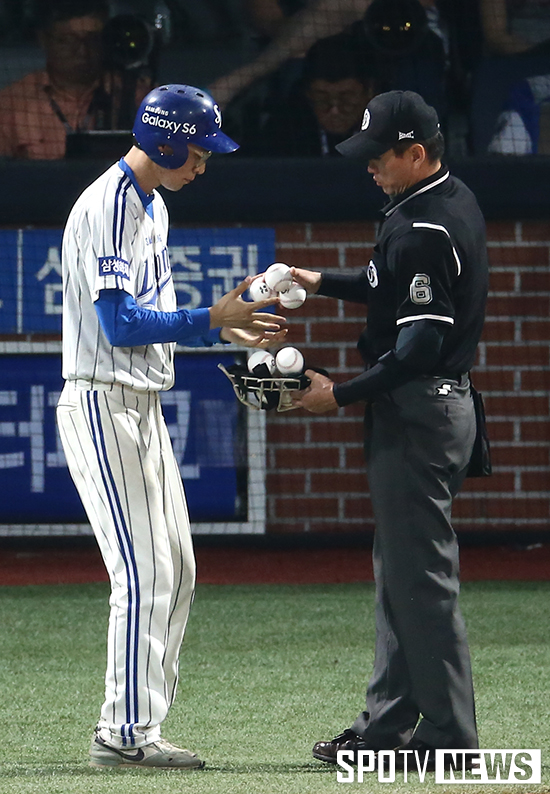 [포토S] '이승엽 홈런볼로 교체 완료'