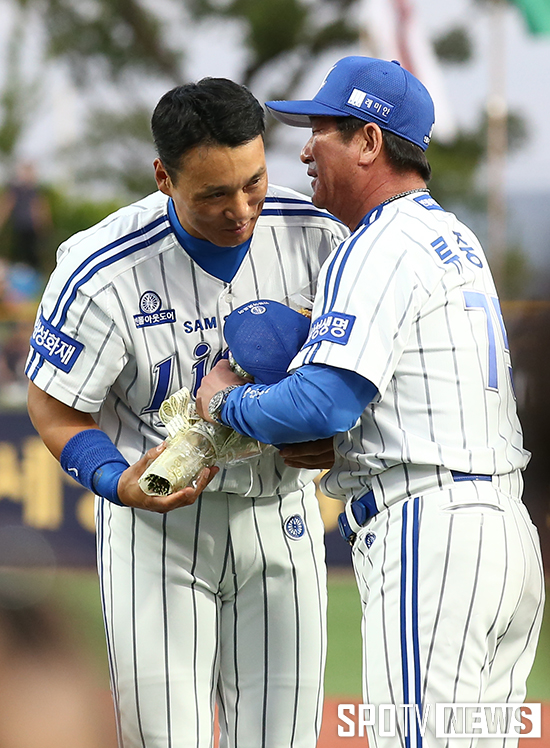 [포토S] 류중일 감독에게 축하 받는 이승엽