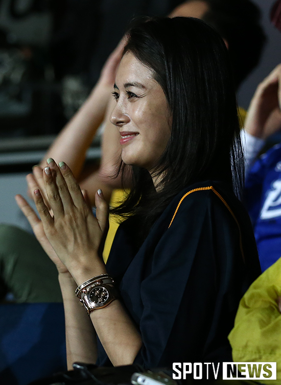 [포토S] 남편 향해 박수 보내는 이송정씨