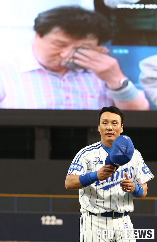 [포토S] 이승엽의 400호 홈런에 눈물 흘리는 아버지