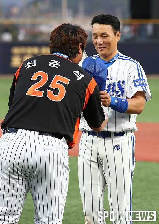 [포토S] 최준석에게 축하 받는 이승엽