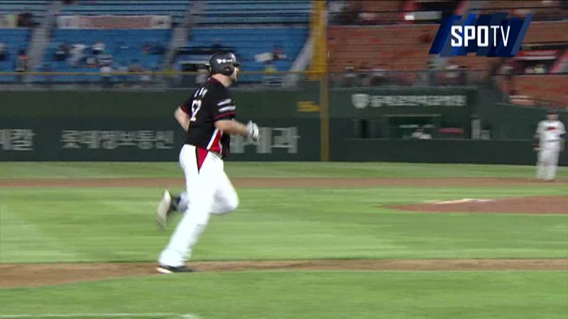 '이 블랙은 진짜다' 사직 장외포 최초 좌타자