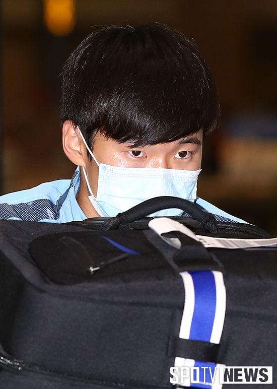 [포토S] 김진수 '마스크 쓰고 귀국'