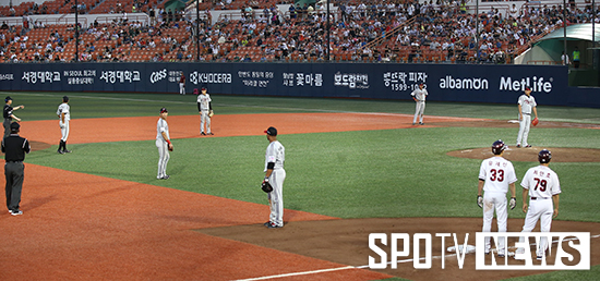 [포토S] 끝내기 위기를 막기 위한 LG의 수비 시프트