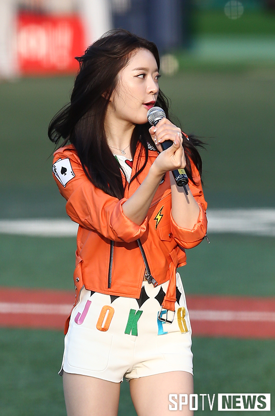 [포토S] 걸그룹 달샤벳 '그라운드 올라 힘찬 공연'