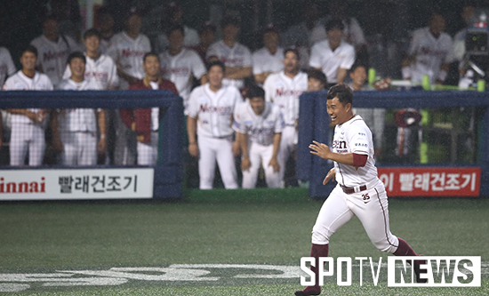 [포토S] 홍성갑 '비 내리는 홈을 향해 내가 간다'
