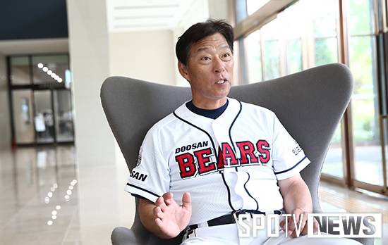 [포토S] 인터뷰중인 두산 송재박 감독