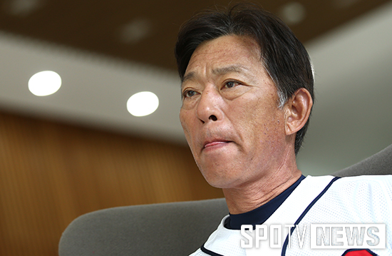 [포토S] 송재박 감독 '인터뷰에 집중'