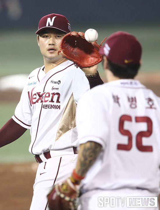 [포토S] 손승락 '세이브 공 챙겨야지'