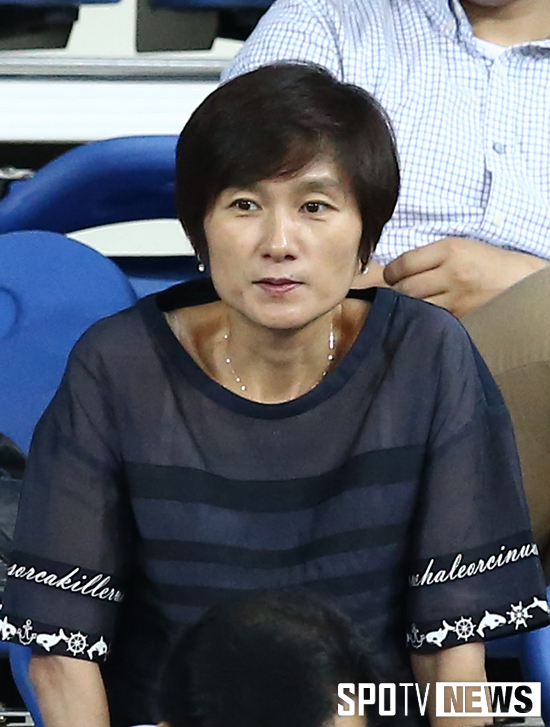 [포토S] 경기장 찾은 현정화 감독