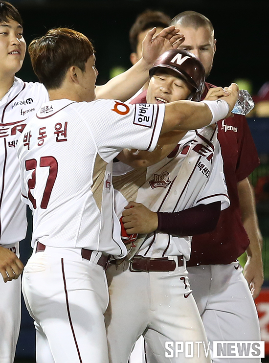 [포토S] 박동원 '끝내기 득점 김하성에게 축하를'