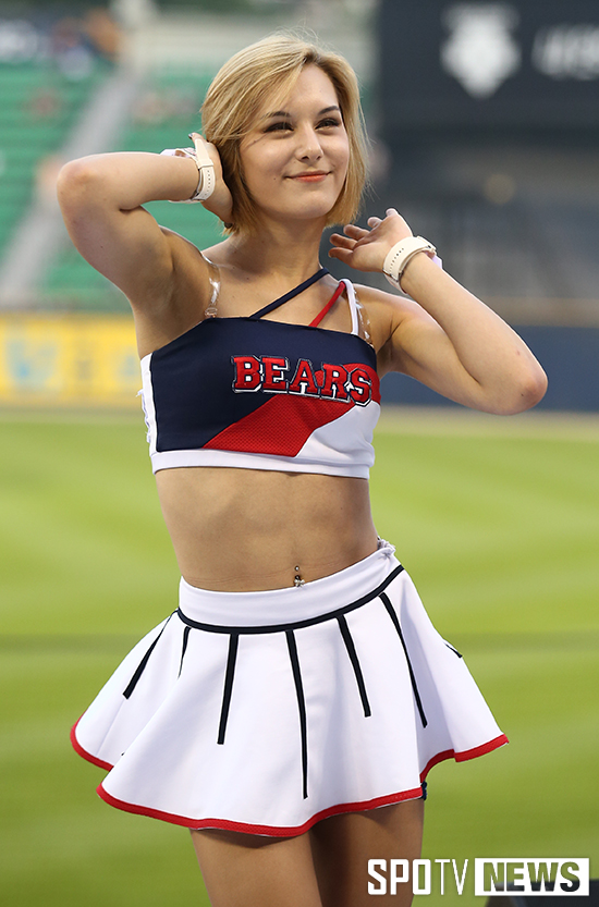 [포토S] 치어리더 폴리나 '금발미녀의 눈웃음'