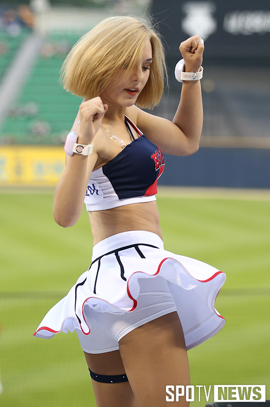 [포토S] 치어리더 폴리나 '짧은치마 밑 탄탄한 각선미'