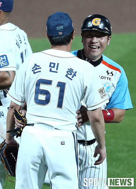 [포토S] 강민호 '손민한과 즐거운 포옹'