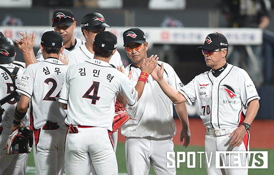 [포토S] 조범현 감독 '19점 대량득점으로 승리'